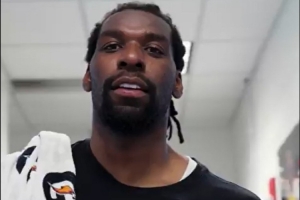 NBA最强对决！里德穿0号战袍，NFL技能加持对决黄蜂