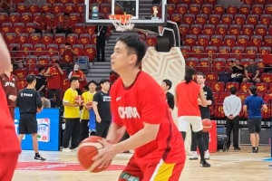 紧急呼唤外线支援！中国男篮赛前热身，赵继伟三分球10投9中