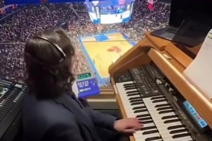 看了20年NBA一直以为是录音，结果是现场弹的？