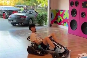 有钱人是这么练投篮的？三球开着卡丁车，打板投篮命中