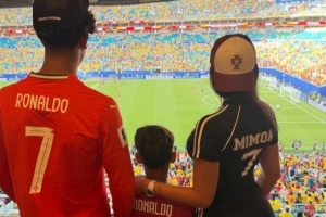 外媒报道：乔治娜现身世界杯现场为C罗助威，并宣传个人服装品牌