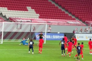 太刺激了！！现场实拍国足U17绝杀阿森纳U17，现场沸腾
