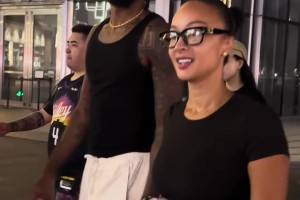阿姨真带劲 杰伦格林夫妇手牵手广州citywalk
