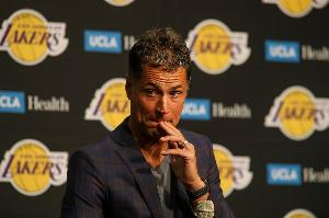 薪资专家：湖人可组队交易角色球员换回最高910万薪资空间，但缺乏选秀权