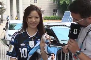 阿根廷记者访谈中国女足球迷：涂抹蓝白色指甲油，吉祥物命名为“咩西”