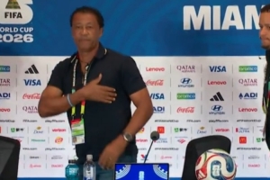 尊敬！佛得角主帅赛后新闻发布会后赢得掌声