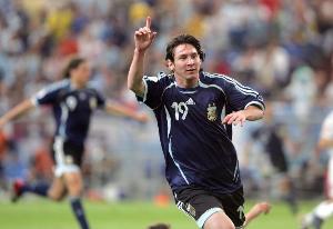 梅西世界杯三度替补登场！20年前梅西首次亮相仅替补出场16分钟射进一球助攻一传