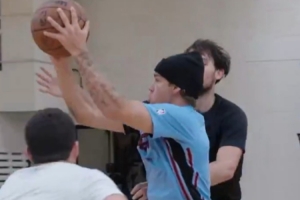 前广东男篮外援奎因休赛期与NBA扣篮王麦克朗共同训练，苦练1v3终结技巧