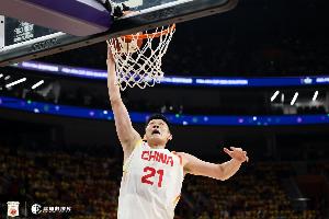 全队最稳固的一环！胡金秋扎实稳健 5投4中获11分6篮板1抢断&抢下2个前场板