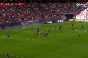 曼联1-1扳平比分！莱西造点，姆伯莫跳步点射破门