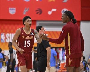 今年34顺位新秀米利克·托马斯15投7中，三分5投2中，贡献20分5篮板3助攻