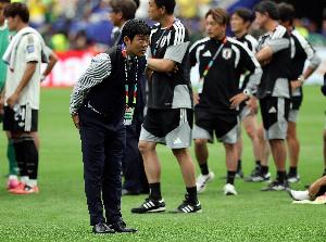 日本队被巴西淘汰，森保一率球员赛后鞠躬向远征球迷道歉