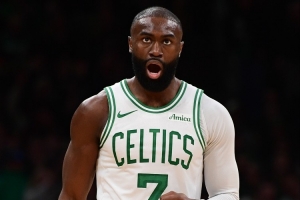 十年辉煌！杰伦·布朗绿军生涯五度入选全明星，24年荣获FMVP
