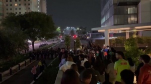 墨西哥球迷深夜在英酒店外鼓乐喧天，安保未予干预