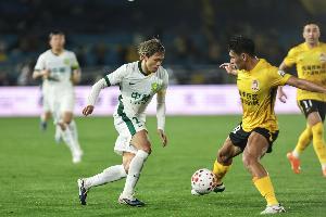 青岛西海岸主场2-1击败海港，中超联赛13轮未尝败绩