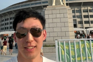 足球篮球联动！周琦力挺同城球队：三里屯国安打卡！