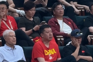 王治郅赵本山共观男篮世预赛赛事！蒋兴权宋小宝同场现身
