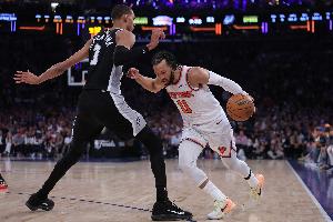 文班与马刺续约5年2.52亿 仿布伦森降薪 卡斯尔和哈珀受益