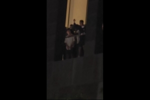 人气爆棚!C罗酒店阳台露面,引得众多球迷热烈欢呼