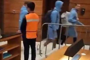 英格兰魔鬼主场!抵达墨西哥酒店,遭遇数百球迷嘘声