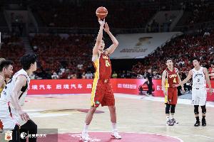 媒体人:当控卫们无法掌控比赛节奏时,为何不给杨瀚森更多球权?