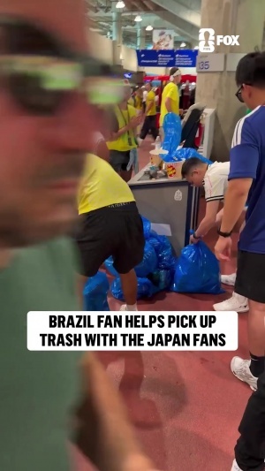 福克斯:巴西2-1日本赛后,巴西球迷亦加入日本球迷清理垃圾行动