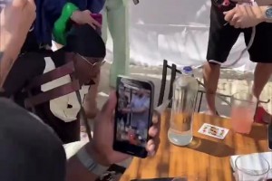 “给我大吉米吓坏了”巴特勒看魔术被蛇吓飞了