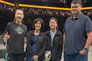 姚明夫妇及女儿亮相纽约,观看自由人比赛并与韩旭合影