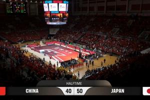 中国男篮半场以10分之差落后！日本男篮三分球反击全面开花，霍金森独得17分