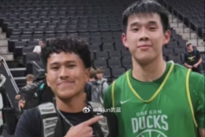 俄勒冈夏训林葳与粉丝合影!媒体人质疑:无出场时间和球权,为何去北卡?