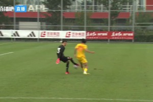 好逼抢啊！U17国少高位逼抢造成毕巴门将出球失误，可惜弹远了
