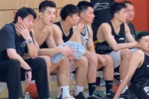 邱彪现场观看山东高速青年队对阵山大男篮的教学赛